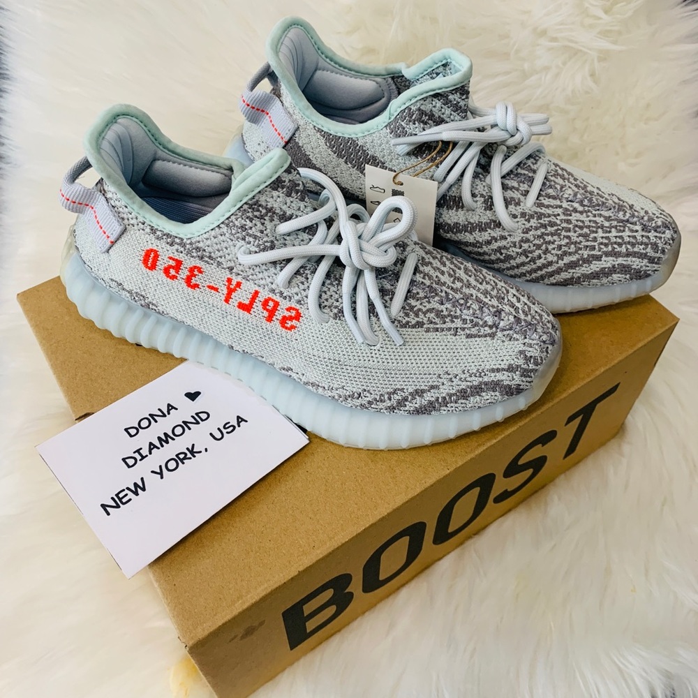 adidas YEEZY
Boost 350 V2 "Blue Tint" 💯 Authentic🥰